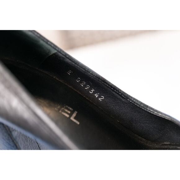 CHANEL Black Leather Interlocking CC Logo Pin Round Toe High Heel Pumps (IT38) - Picture 3 of 8